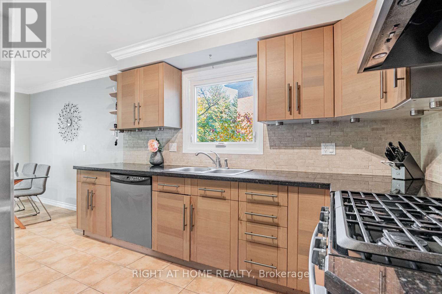 16 Marchwood Crescent, Richmond Hill, Ontario  L4C 8M7 - Photo 5 - N12511344