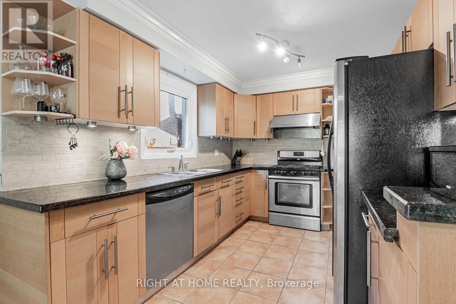 16 Marchwood Crescent, Richmond Hill, Ontario  L4C 8M7 - Photo 6 - N12511344