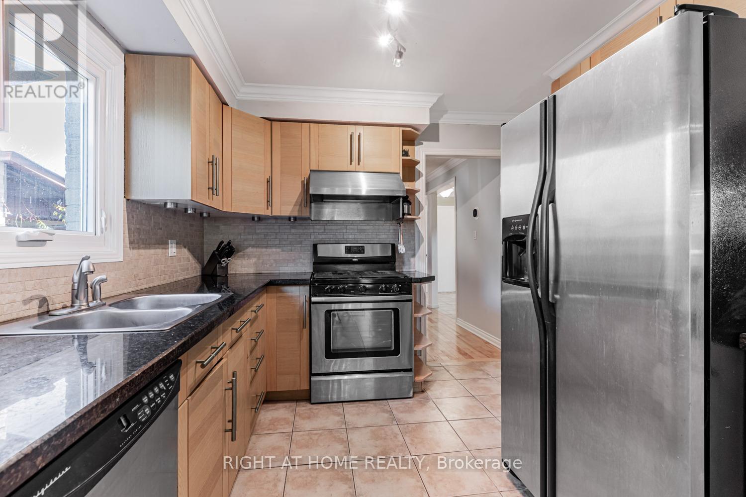 16 Marchwood Crescent, Richmond Hill, Ontario  L4C 8M7 - Photo 7 - N12511344