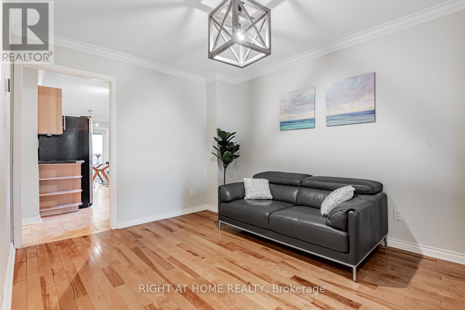 16 Marchwood Crescent, Richmond Hill, Ontario  L4C 8M7 - Photo 8 - N12511344