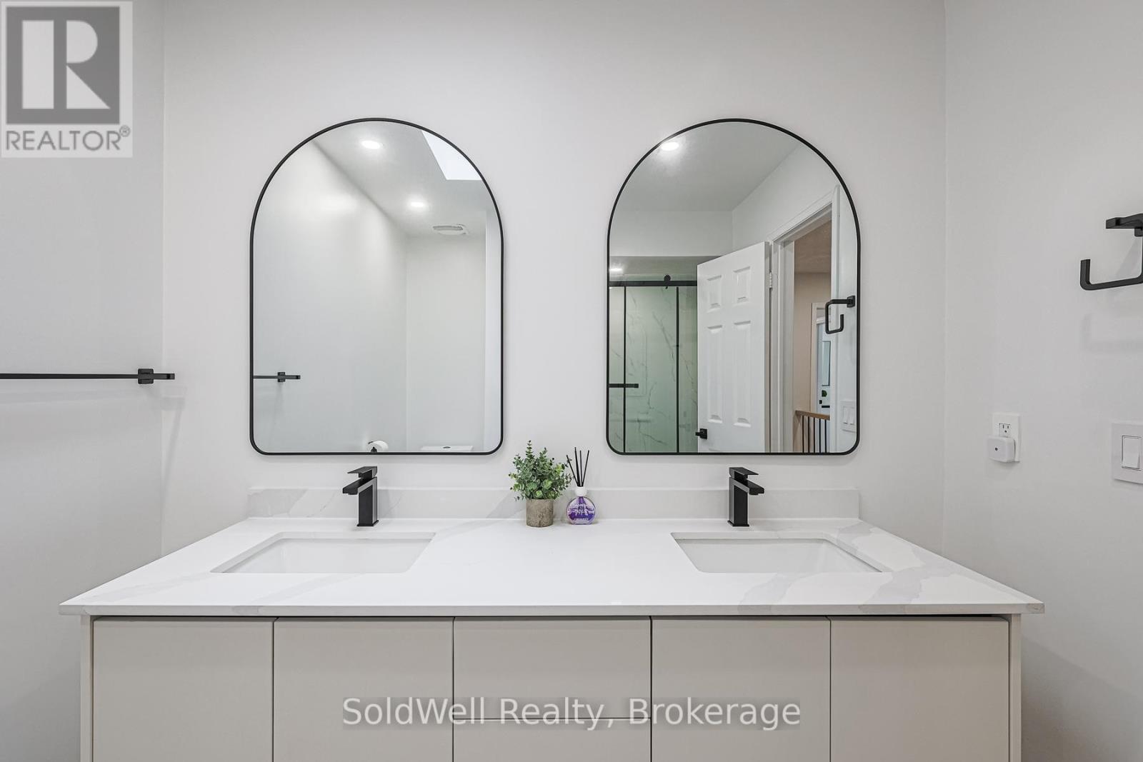 160 Charles Street, Vaughan, Ontario  L4J 3C7 - Photo 32 - N12511516