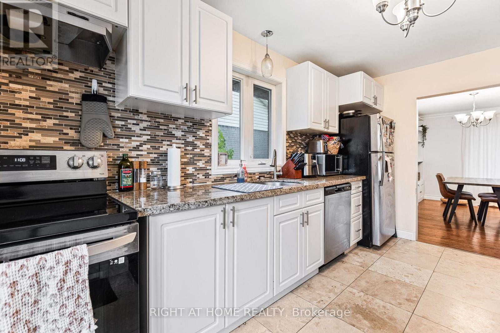 205 St Vincent Street, Barrie (Wellington), Ontario  L4M 3Z5 - Photo 12 - S12511540