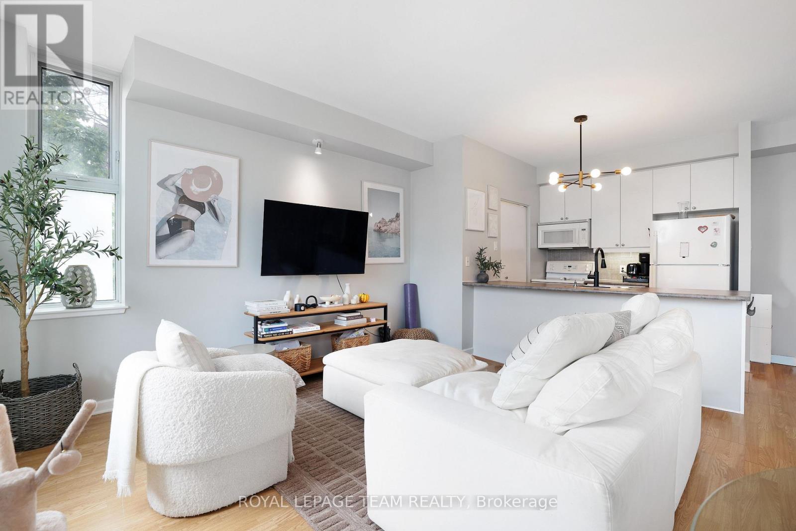 201 - 150 Caroline Avenue, Ottawa, Ontario  K1Y 4X8 - Photo 2 - X12507974