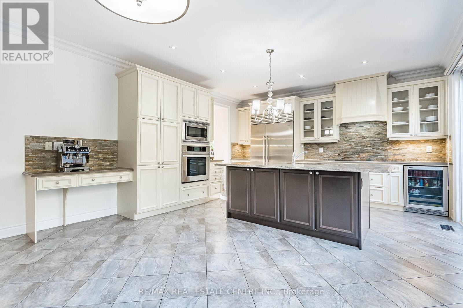 931 Syndenham Lane, Milton, Ontario L9T 8J4 - Photo 10 - W12511342