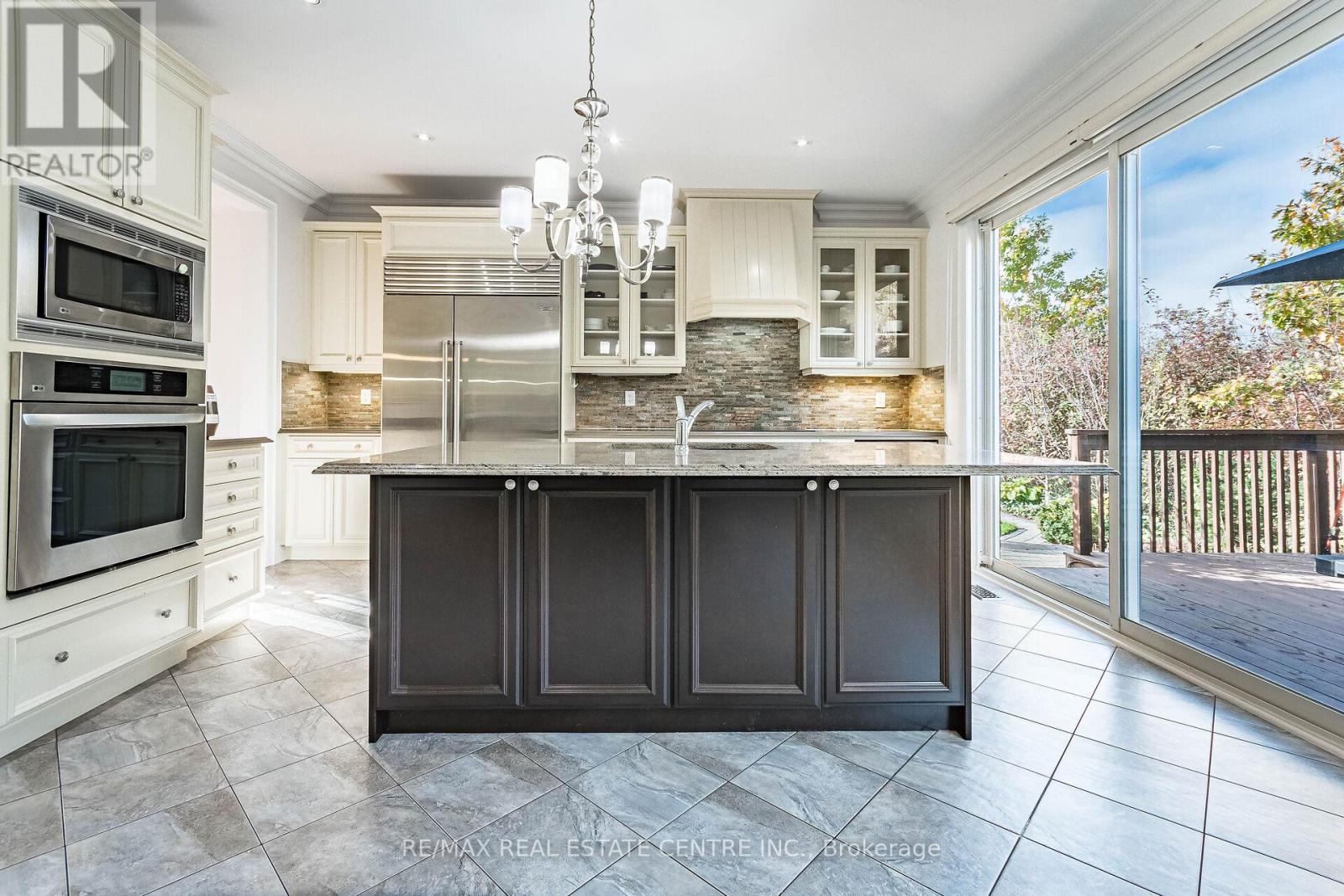 931 Syndenham Lane, Milton, Ontario L9T 8J4 - Photo 12 - W12511342