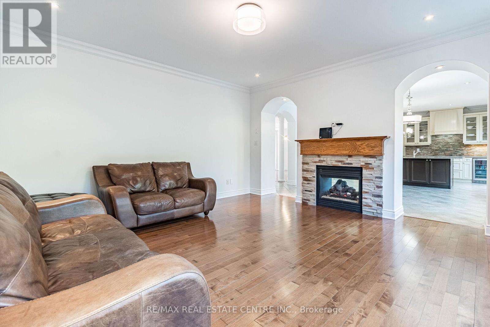 931 Syndenham Lane, Milton, Ontario L9T 8J4 - Photo 14 - W12511342