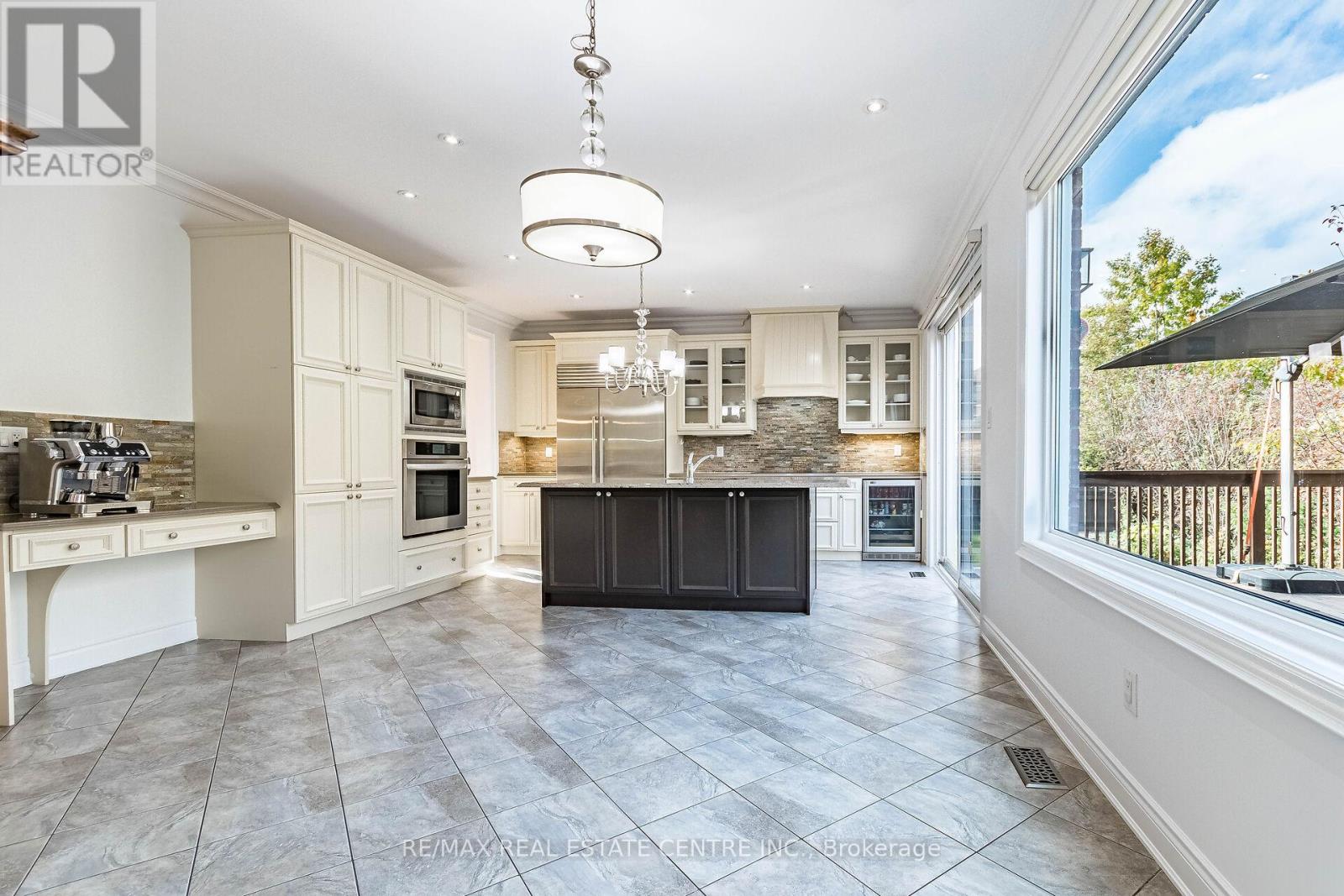 931 Syndenham Lane, Milton, Ontario L9T 8J4 - Photo 16 - W12511342