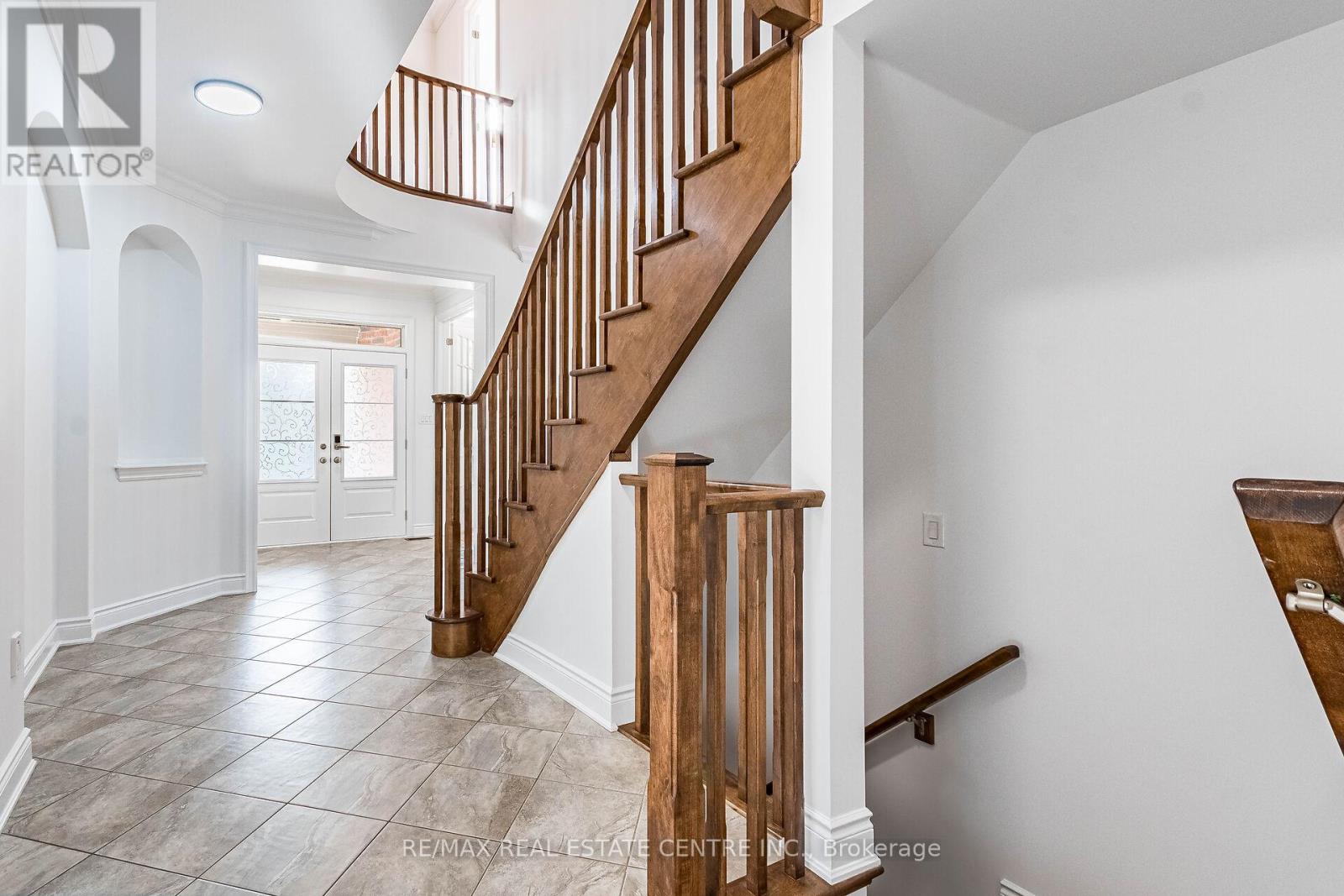 931 Syndenham Lane, Milton, Ontario L9T 8J4 - Photo 17 - W12511342