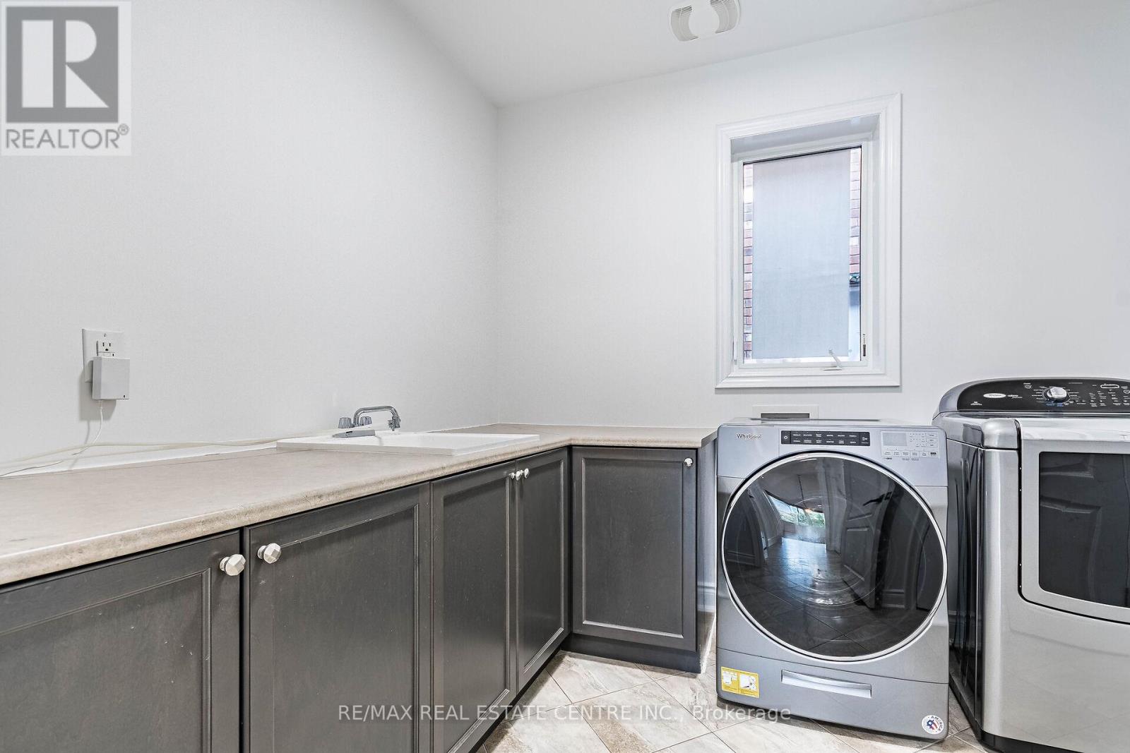 931 Syndenham Lane, Milton, Ontario L9T 8J4 - Photo 19 - W12511342