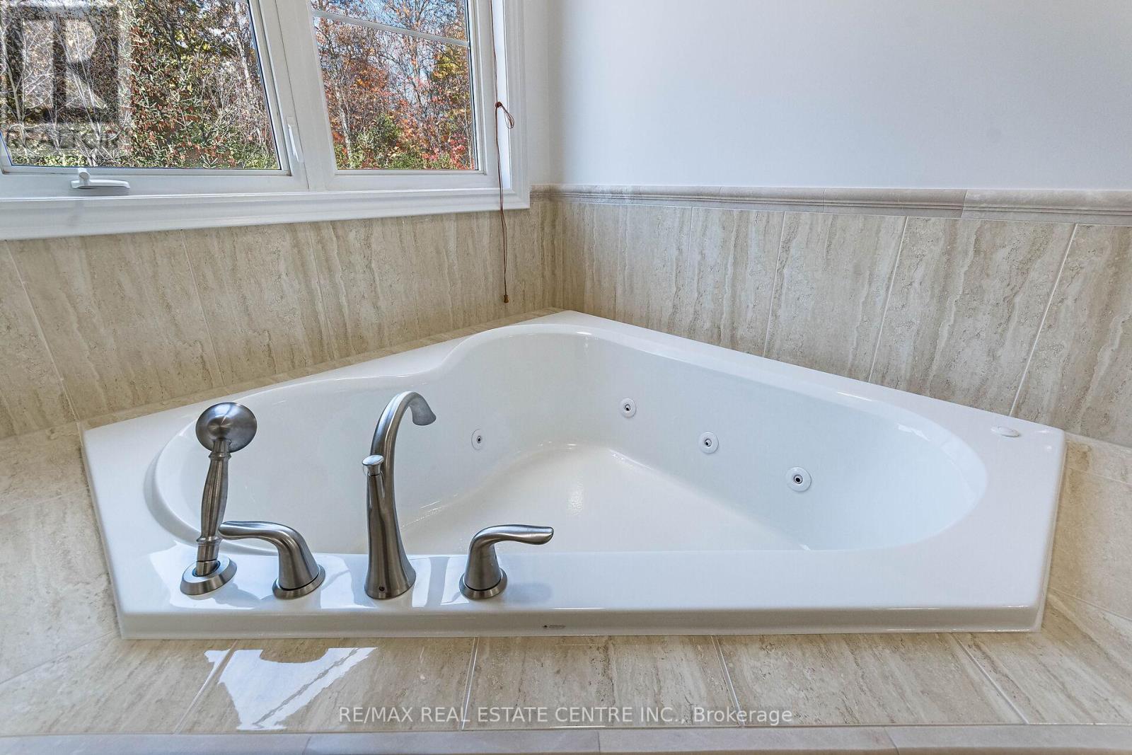 931 Syndenham Lane, Milton, Ontario L9T 8J4 - Photo 29 - W12511342