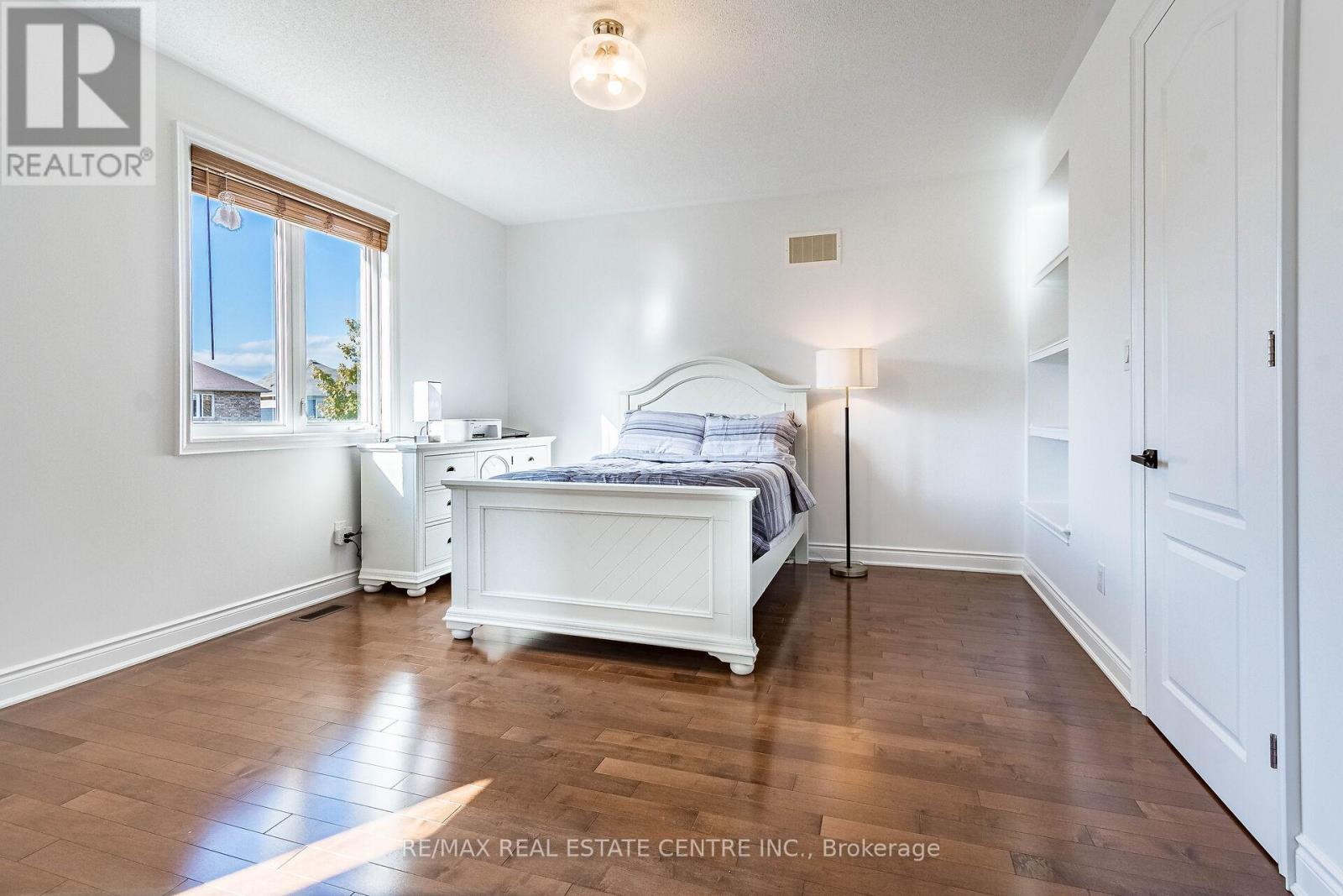 931 Syndenham Lane, Milton, Ontario L9T 8J4 - Photo 32 - W12511342