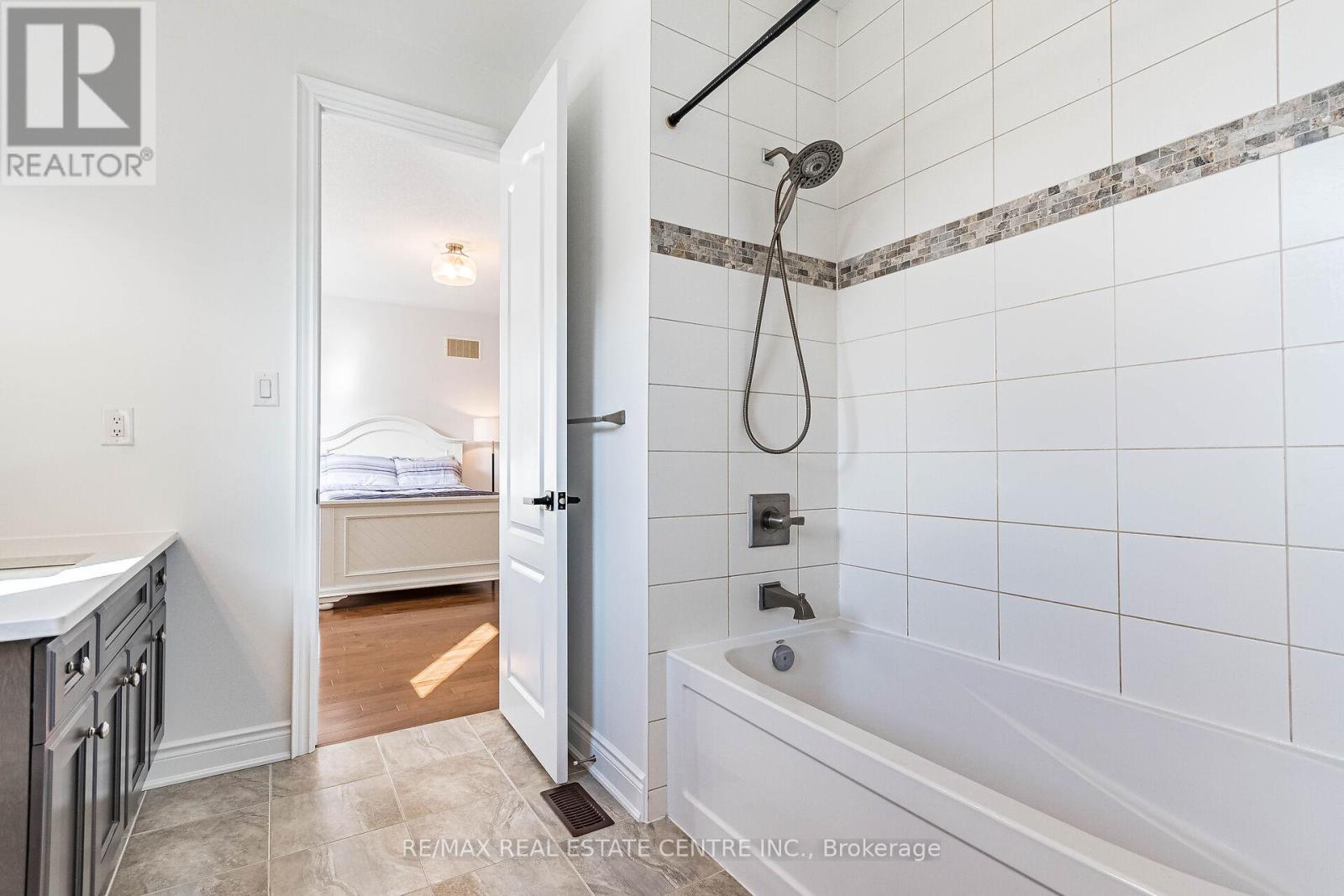 931 Syndenham Lane, Milton, Ontario L9T 8J4 - Photo 34 - W12511342