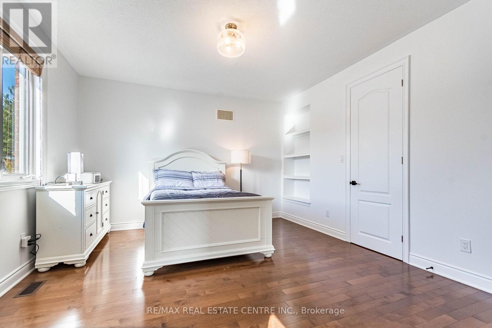 931 Syndenham Lane, Milton, Ontario L9T 8J4 - Photo 36 - W12511342