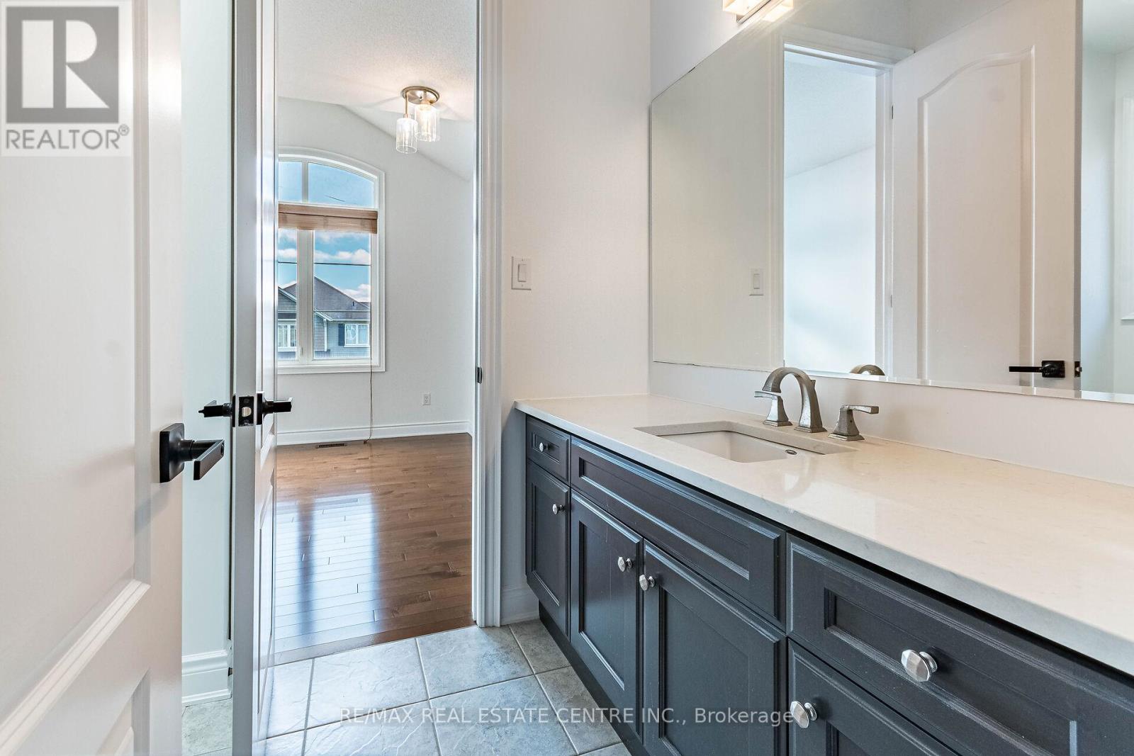 931 Syndenham Lane, Milton, Ontario L9T 8J4 - Photo 37 - W12511342