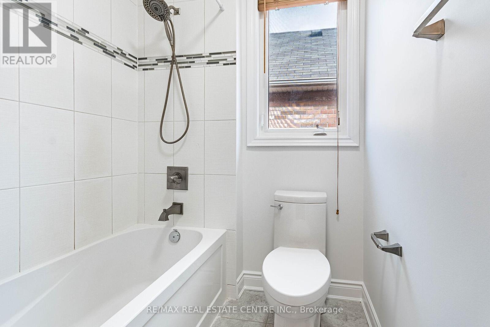 931 Syndenham Lane, Milton, Ontario L9T 8J4 - Photo 38 - W12511342