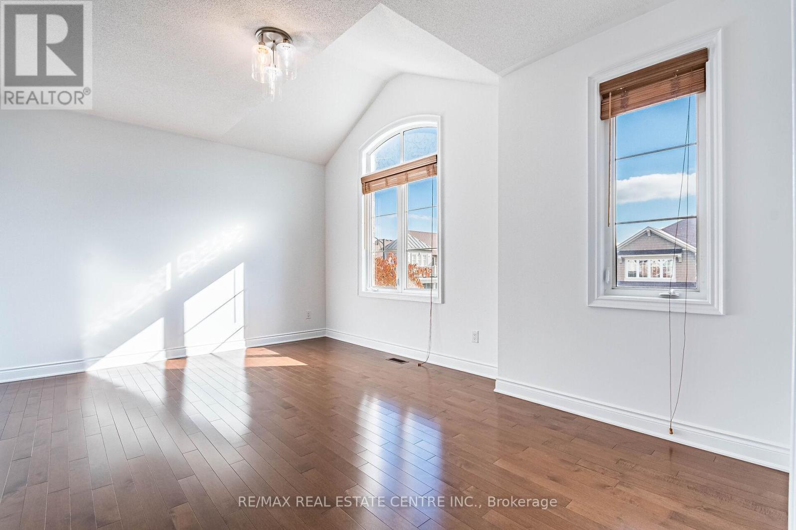 931 Syndenham Lane, Milton, Ontario L9T 8J4 - Photo 39 - W12511342