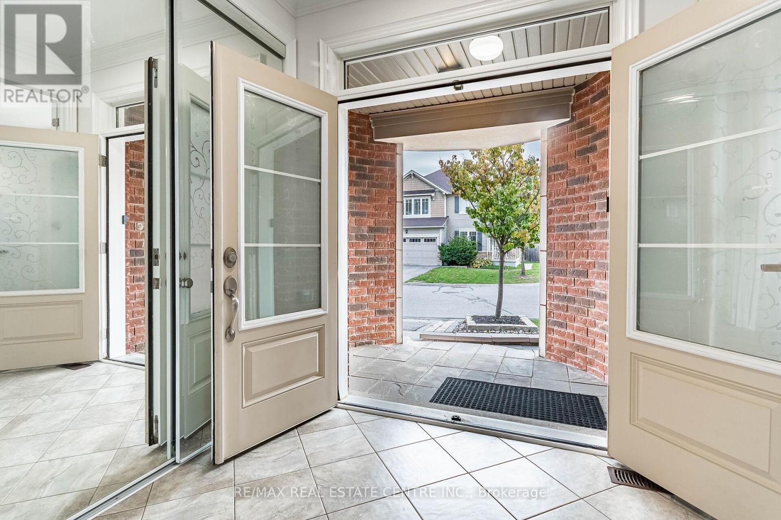 931 Syndenham Lane, Milton, Ontario L9T 8J4 - Photo 4 - W12511342