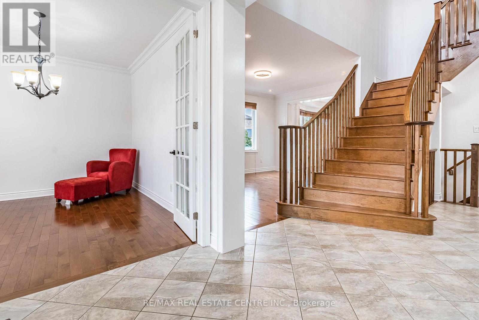 931 Syndenham Lane, Milton, Ontario L9T 8J4 - Photo 5 - W12511342