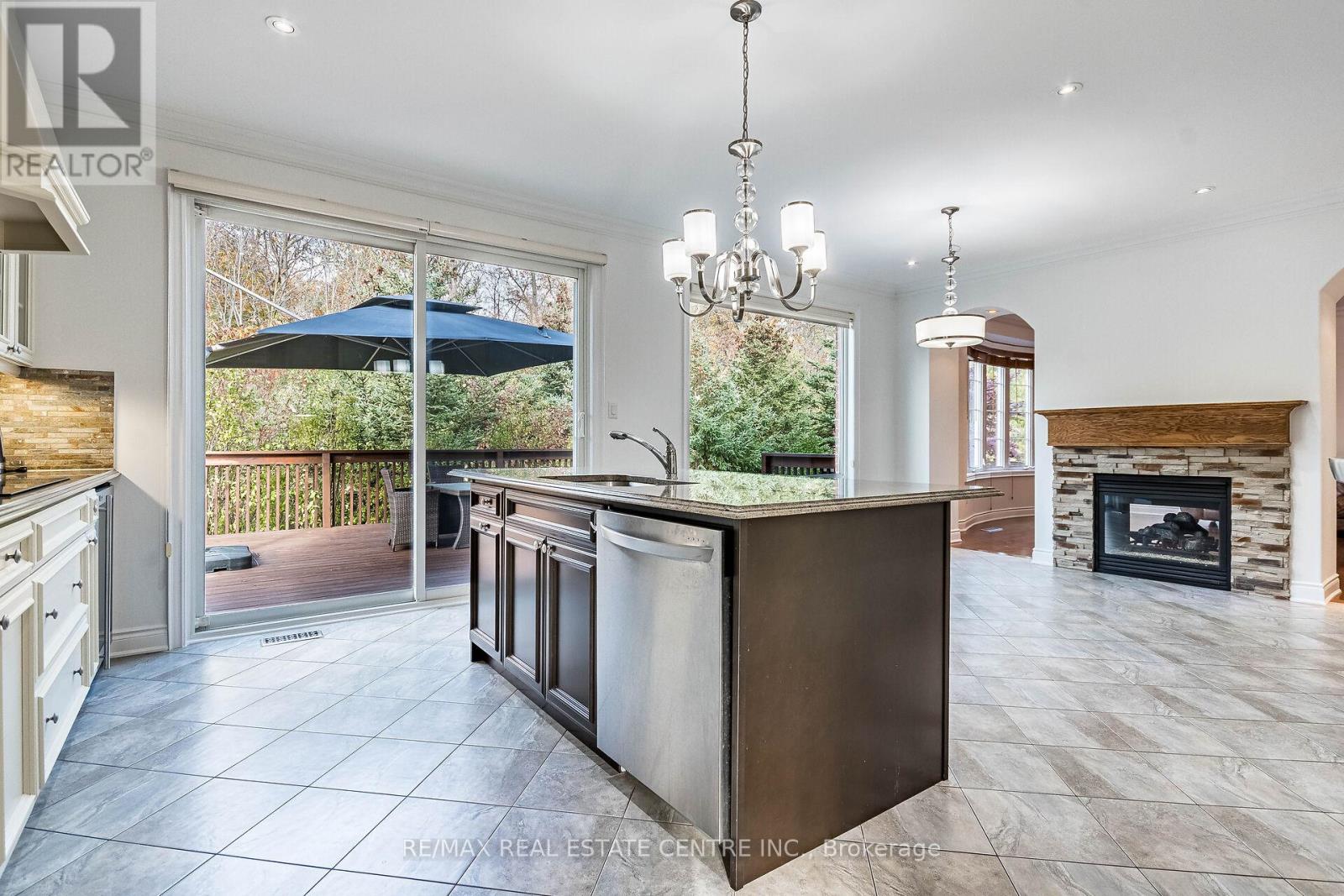 931 Syndenham Lane, Milton, Ontario L9T 8J4 - Photo 9 - W12511342