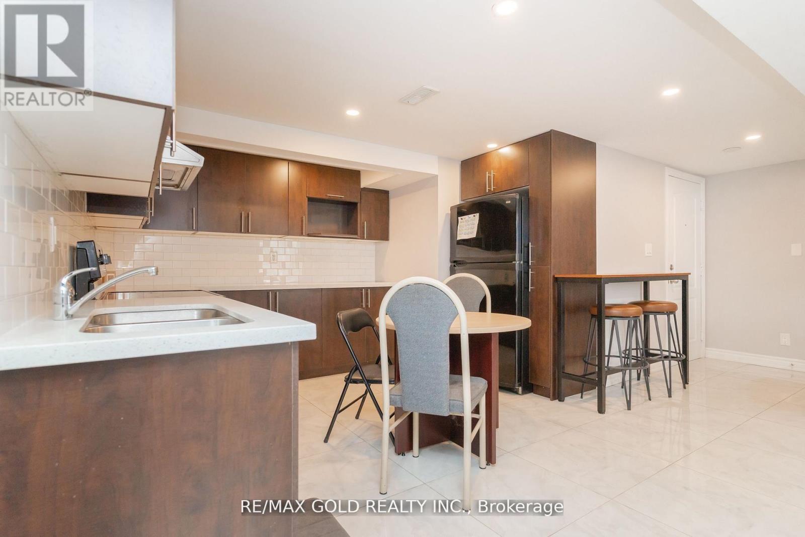 10 Brookdale Crescent, Brampton, Ontario  L6T 1M7 - Photo 29 - W12511436