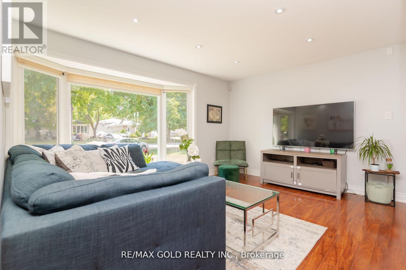 10 Brookdale Crescent, Brampton, Ontario  L6T 1M7 - Photo 6 - W12511436