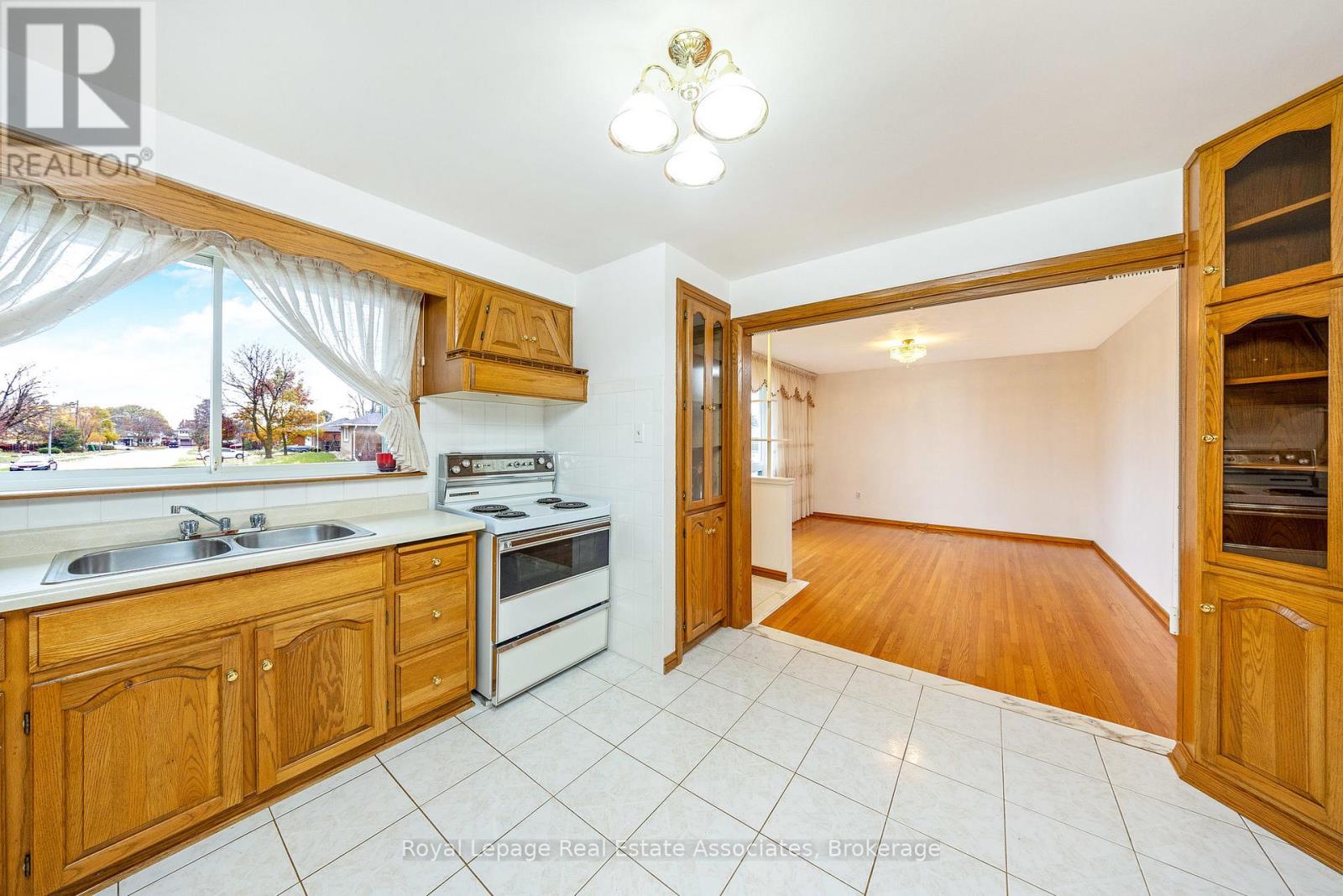 102 Longfield Road, Halton Hills, Ontario  L7G 2K4 - Photo 13 - W12511462