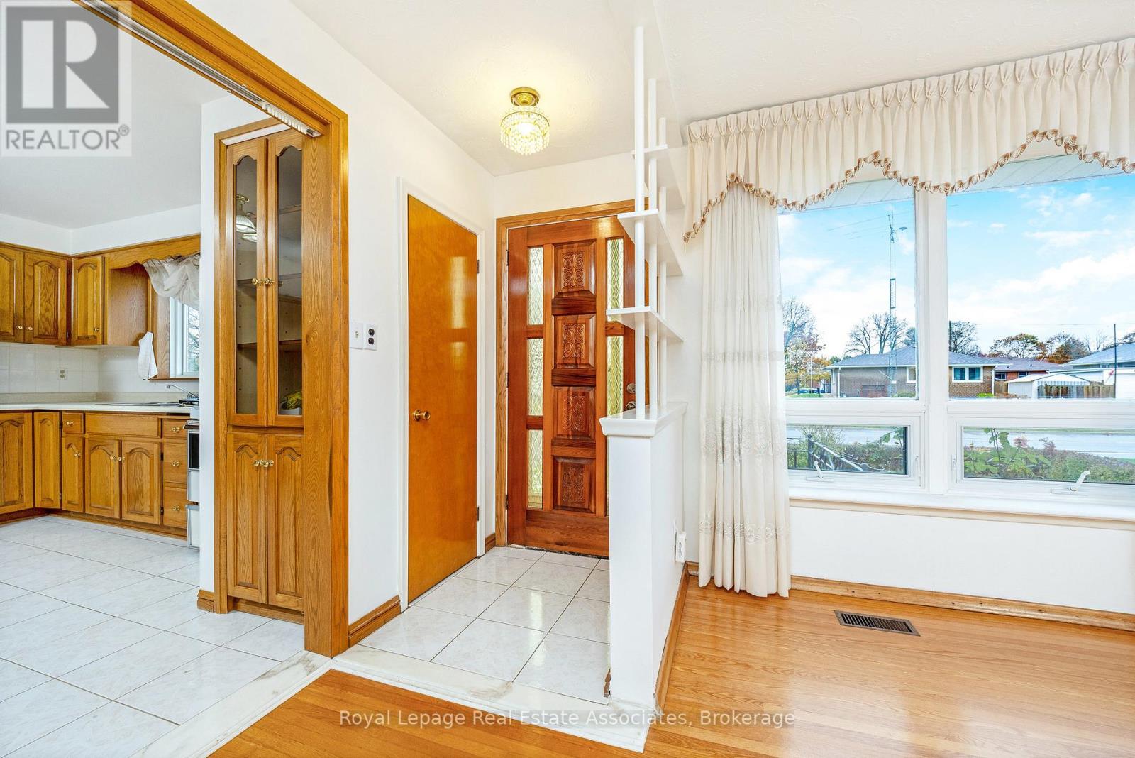 102 Longfield Road, Halton Hills, Ontario  L7G 2K4 - Photo 6 - W12511462