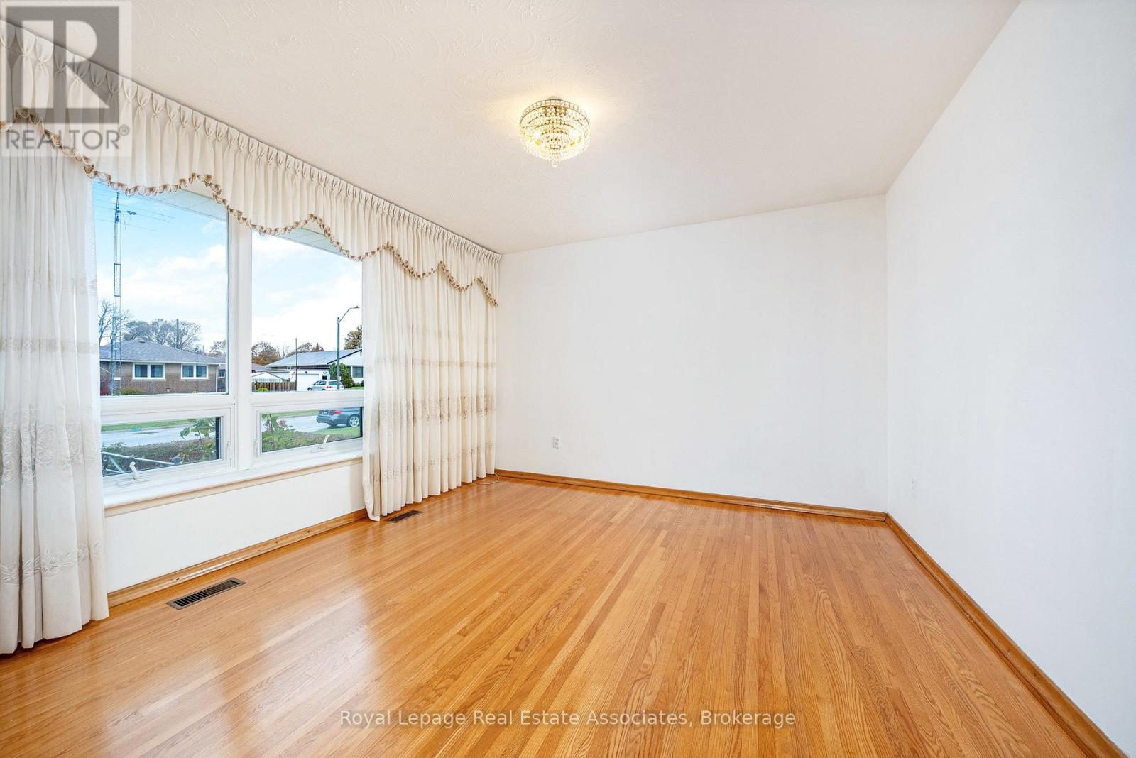 102 Longfield Road, Halton Hills, Ontario  L7G 2K4 - Photo 8 - W12511462