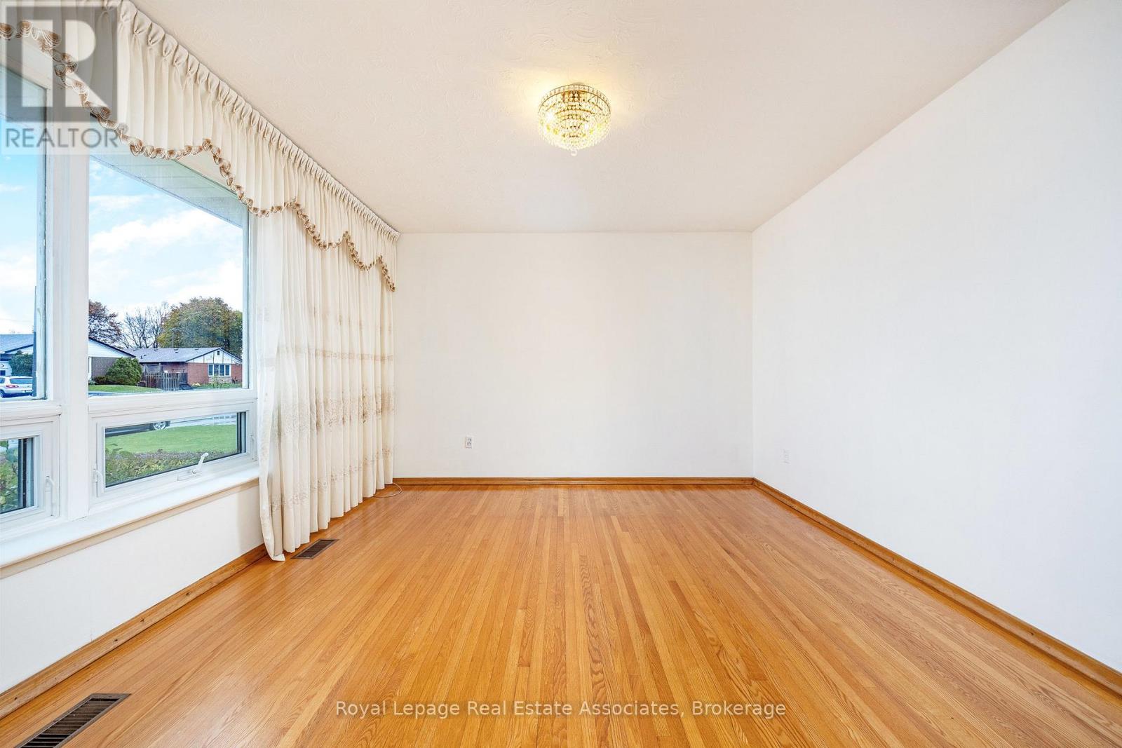 102 Longfield Road, Halton Hills, Ontario  L7G 2K4 - Photo 9 - W12511462