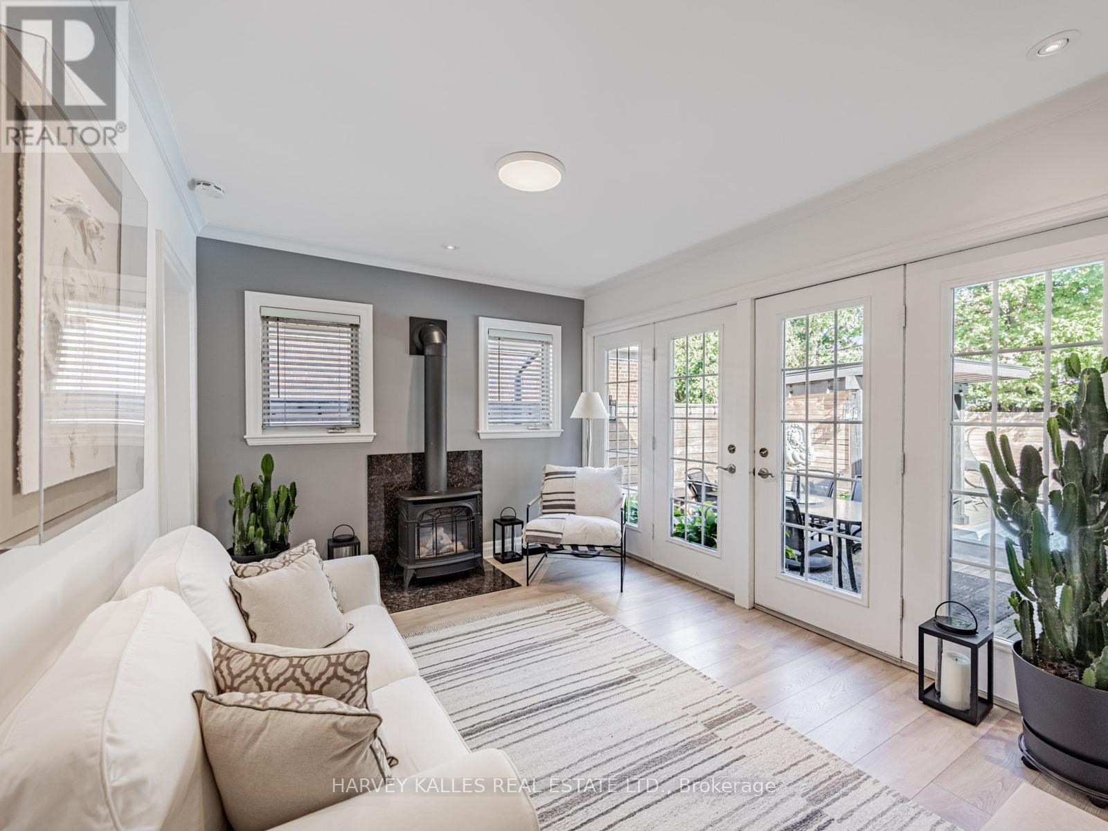 45 Harjolyn Drive, Toronto, Ontario  M9B 3V3 - Photo 10 - W12511466