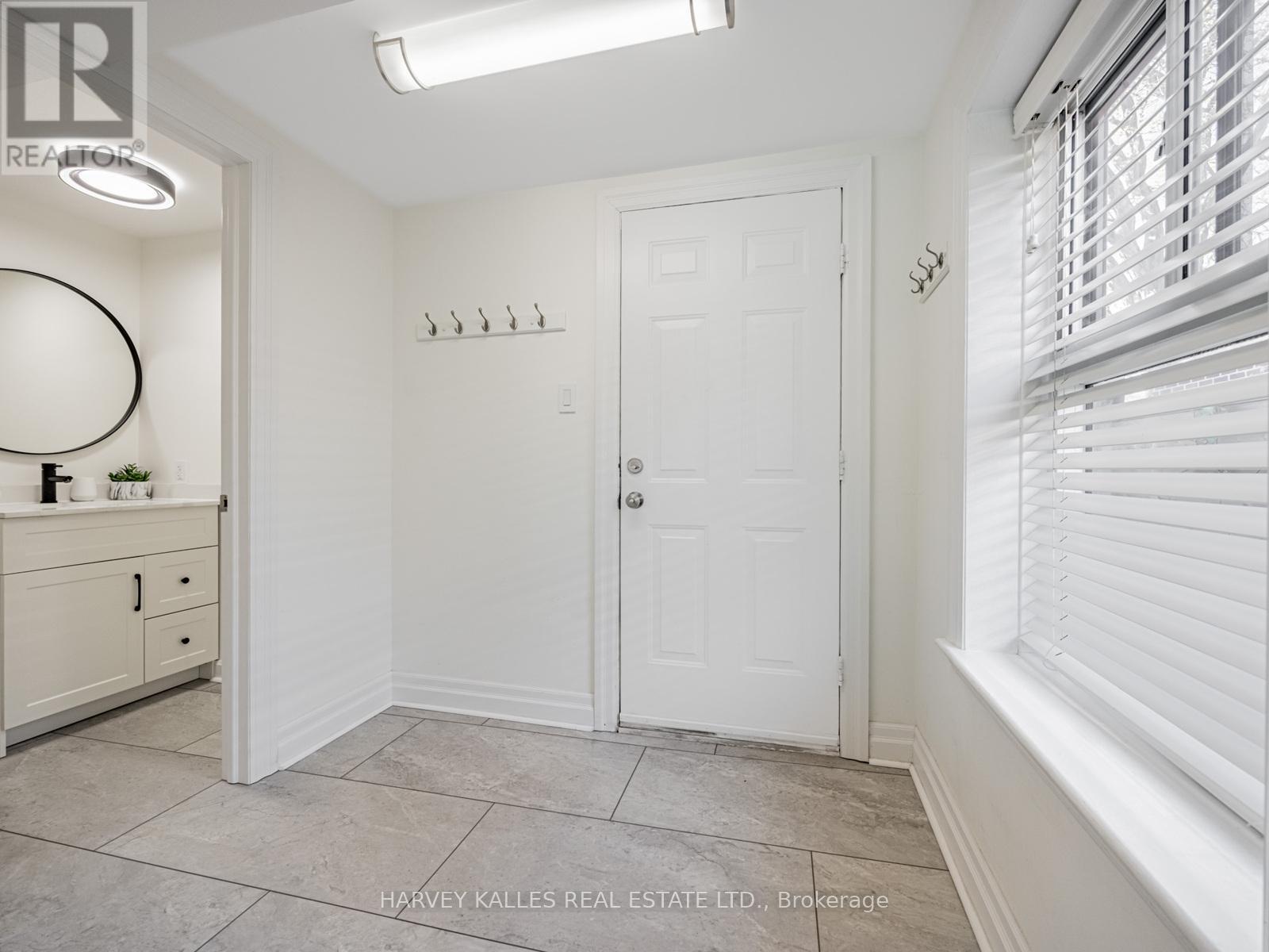 45 Harjolyn Drive, Toronto, Ontario  M9B 3V3 - Photo 12 - W12511466