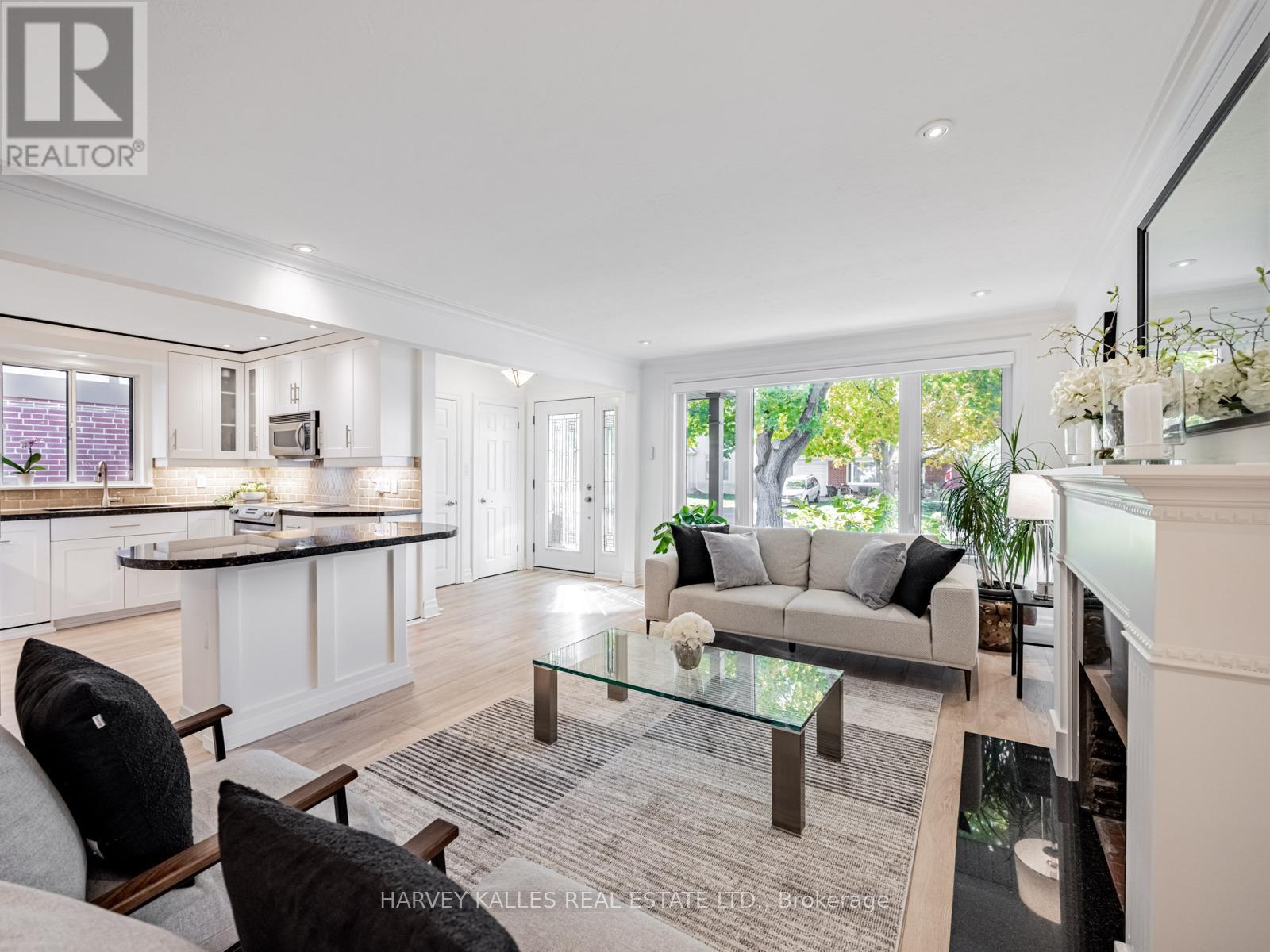 45 Harjolyn Drive, Toronto, Ontario  M9B 3V3 - Photo 6 - W12511466