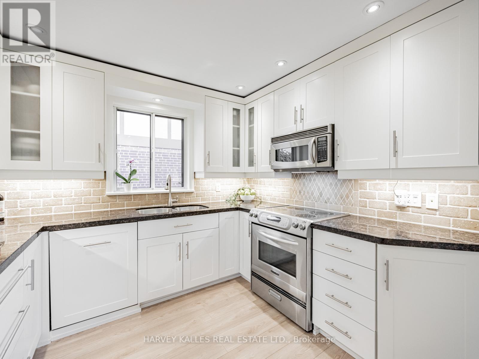 45 Harjolyn Drive, Toronto, Ontario  M9B 3V3 - Photo 8 - W12511466