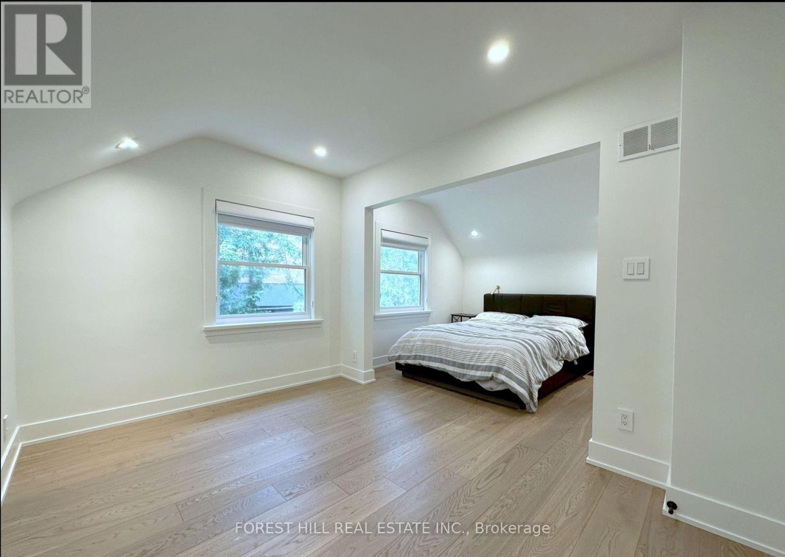 217 Van Dusen Boulevard, Toronto, Ontario  M8Z 3H7 - Photo 17 - W12511486