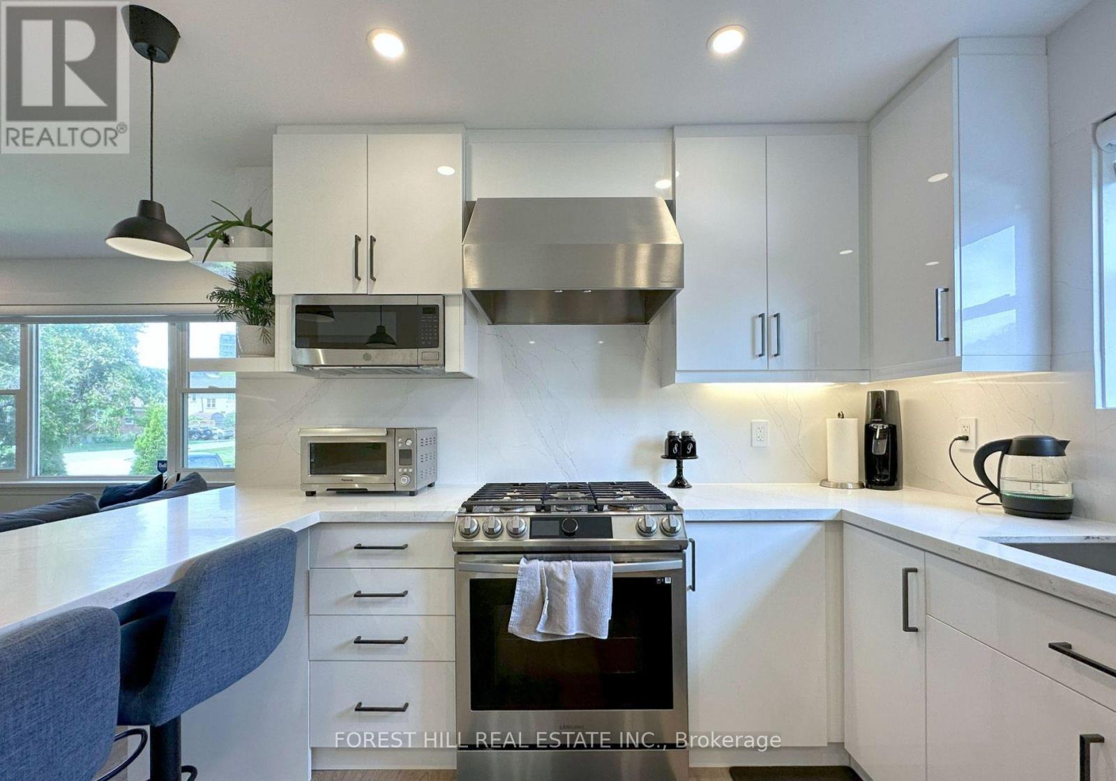 217 Van Dusen Boulevard, Toronto, Ontario  M8Z 3H7 - Photo 3 - W12511486