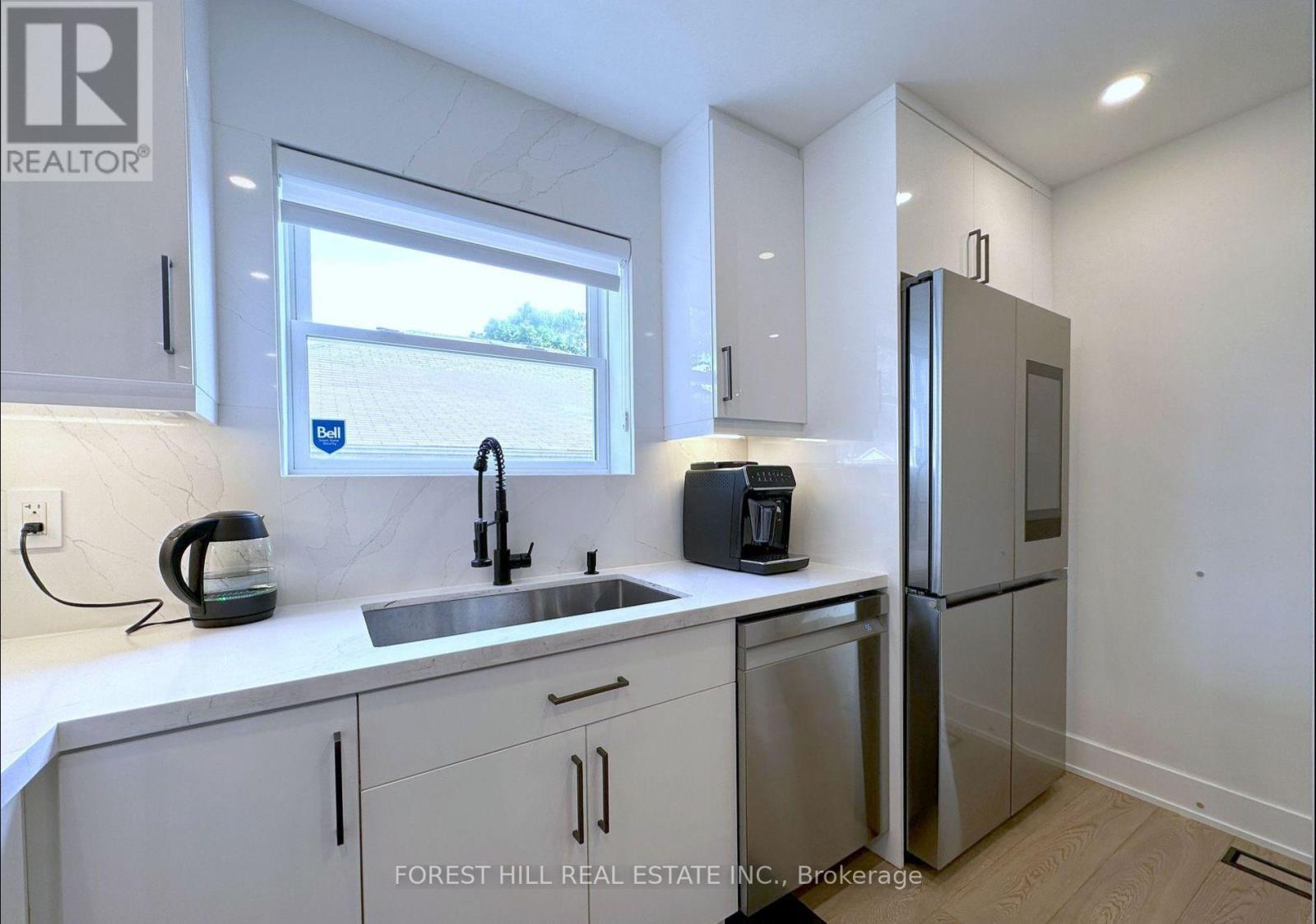 217 Van Dusen Boulevard, Toronto, Ontario  M8Z 3H7 - Photo 4 - W12511486