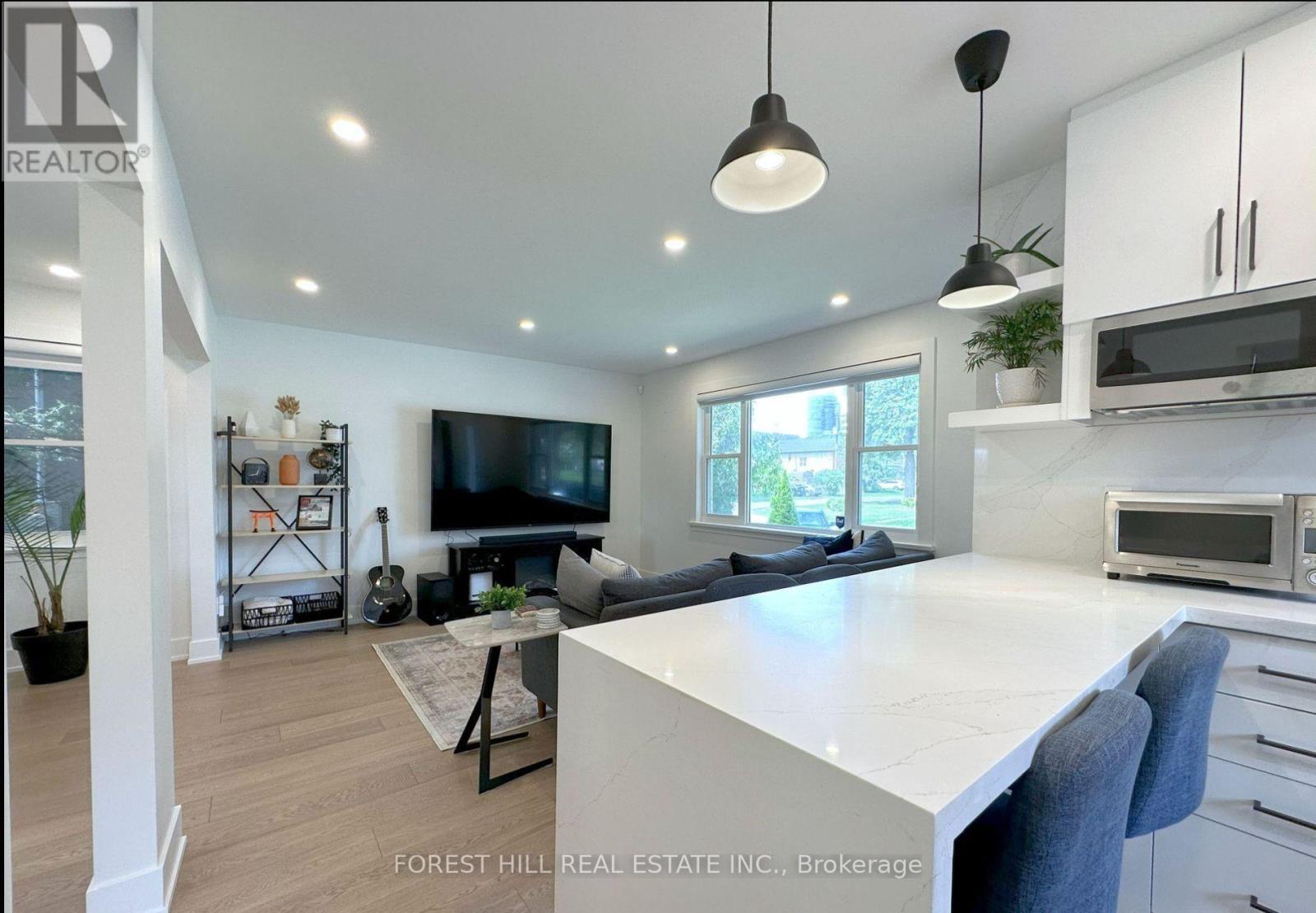 217 Van Dusen Boulevard, Toronto, Ontario  M8Z 3H7 - Photo 6 - W12511486