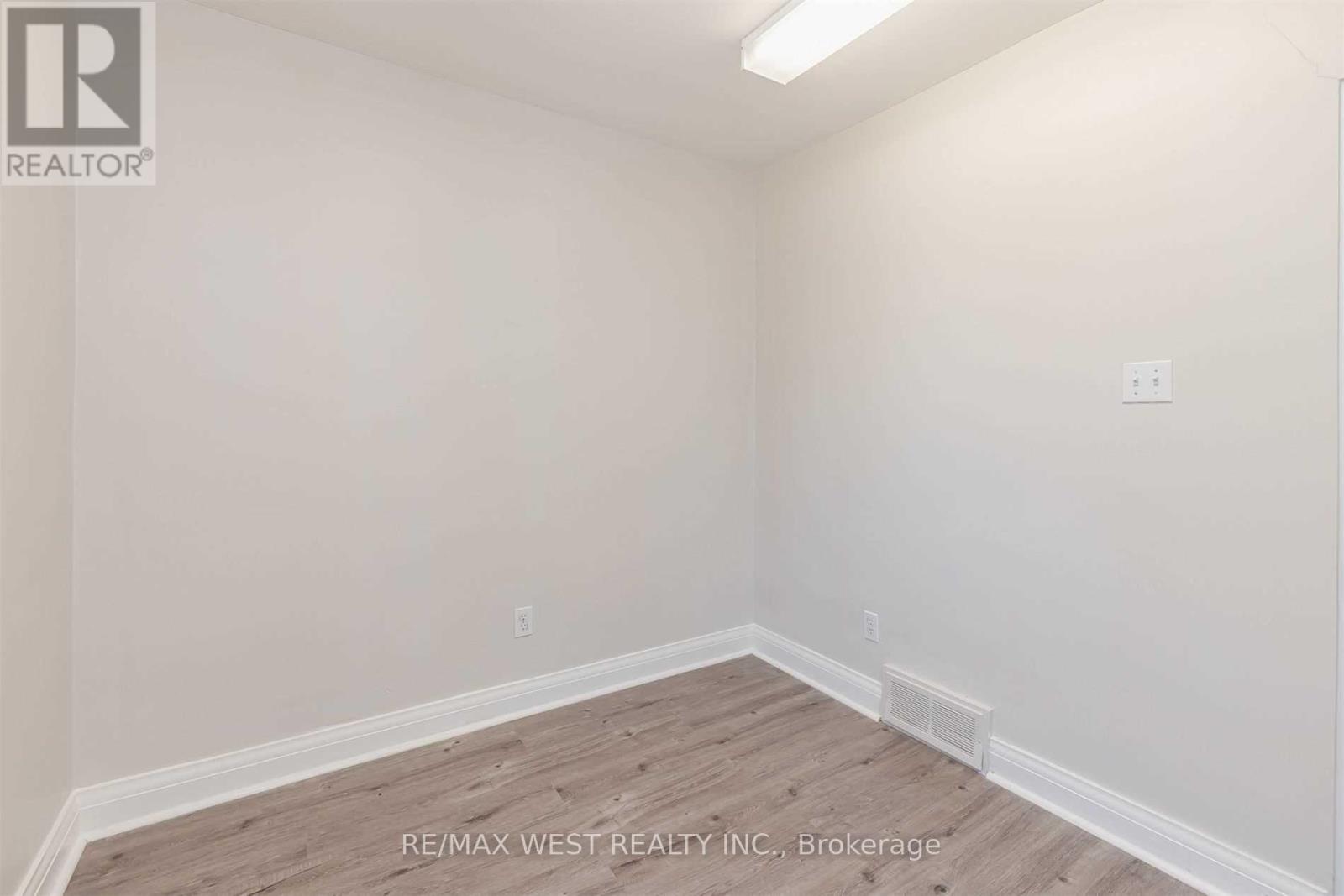 35 Queen Street S, Mississauga, Ontario  L5N 1A3 - Photo 10 - W12511550