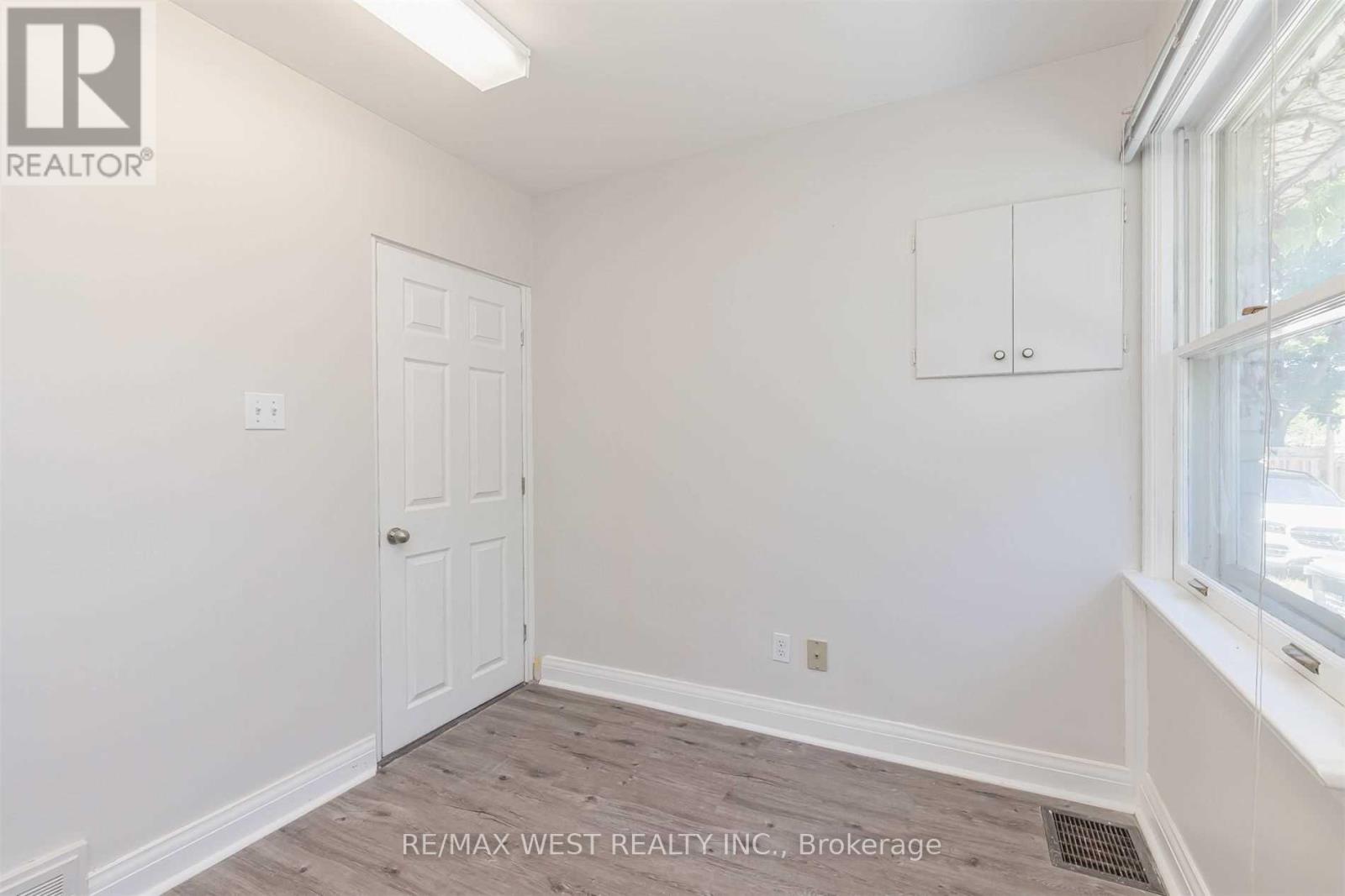 35 Queen Street S, Mississauga, Ontario  L5N 1A3 - Photo 11 - W12511550