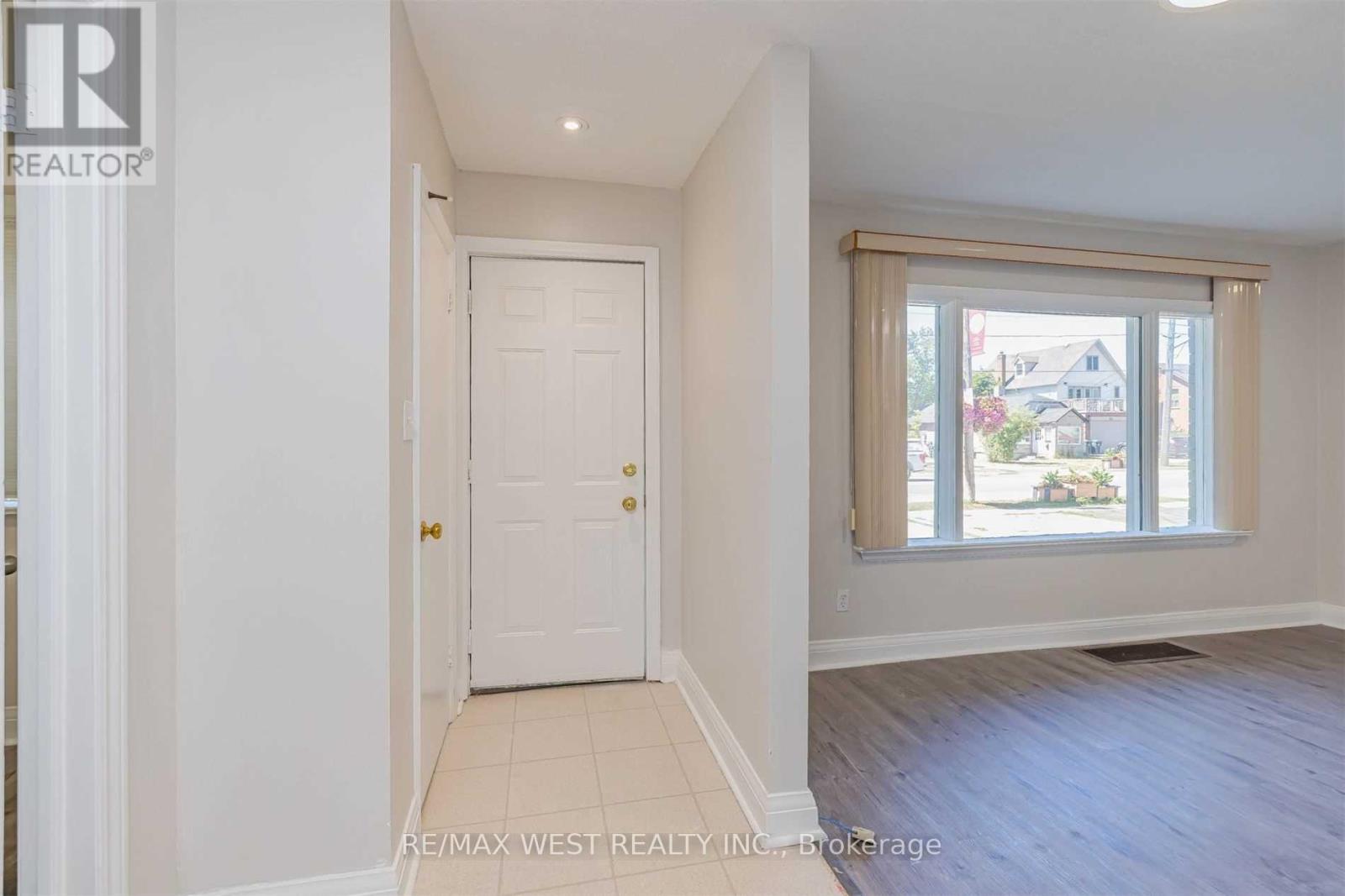 35 Queen Street S, Mississauga, Ontario  L5N 1A3 - Photo 2 - W12511550