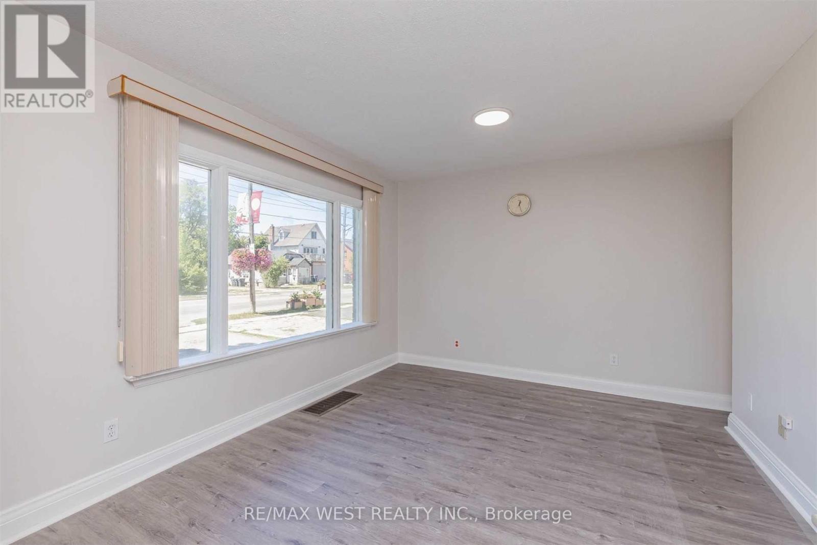 35 Queen Street S, Mississauga, Ontario  L5N 1A3 - Photo 3 - W12511550