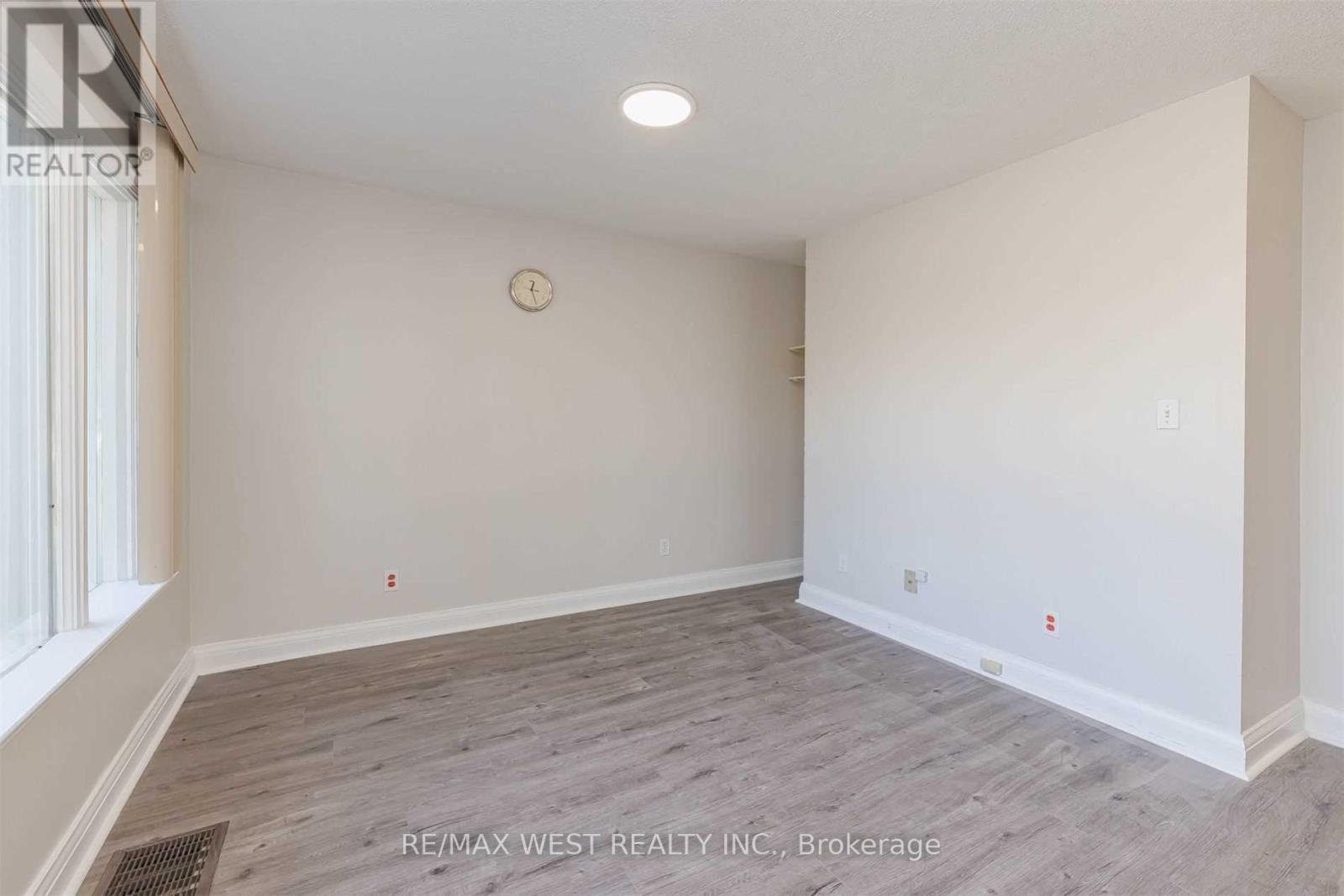 35 Queen Street S, Mississauga, Ontario  L5N 1A3 - Photo 4 - W12511550