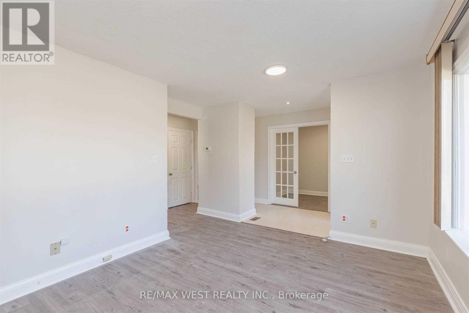 35 Queen Street S, Mississauga, Ontario  L5N 1A3 - Photo 5 - W12511550