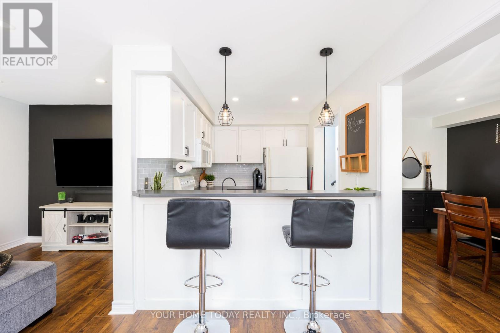 91 Mowat Crescent, Halton Hills, Ontario L7G 6C8 - Photo 9 - W12511572