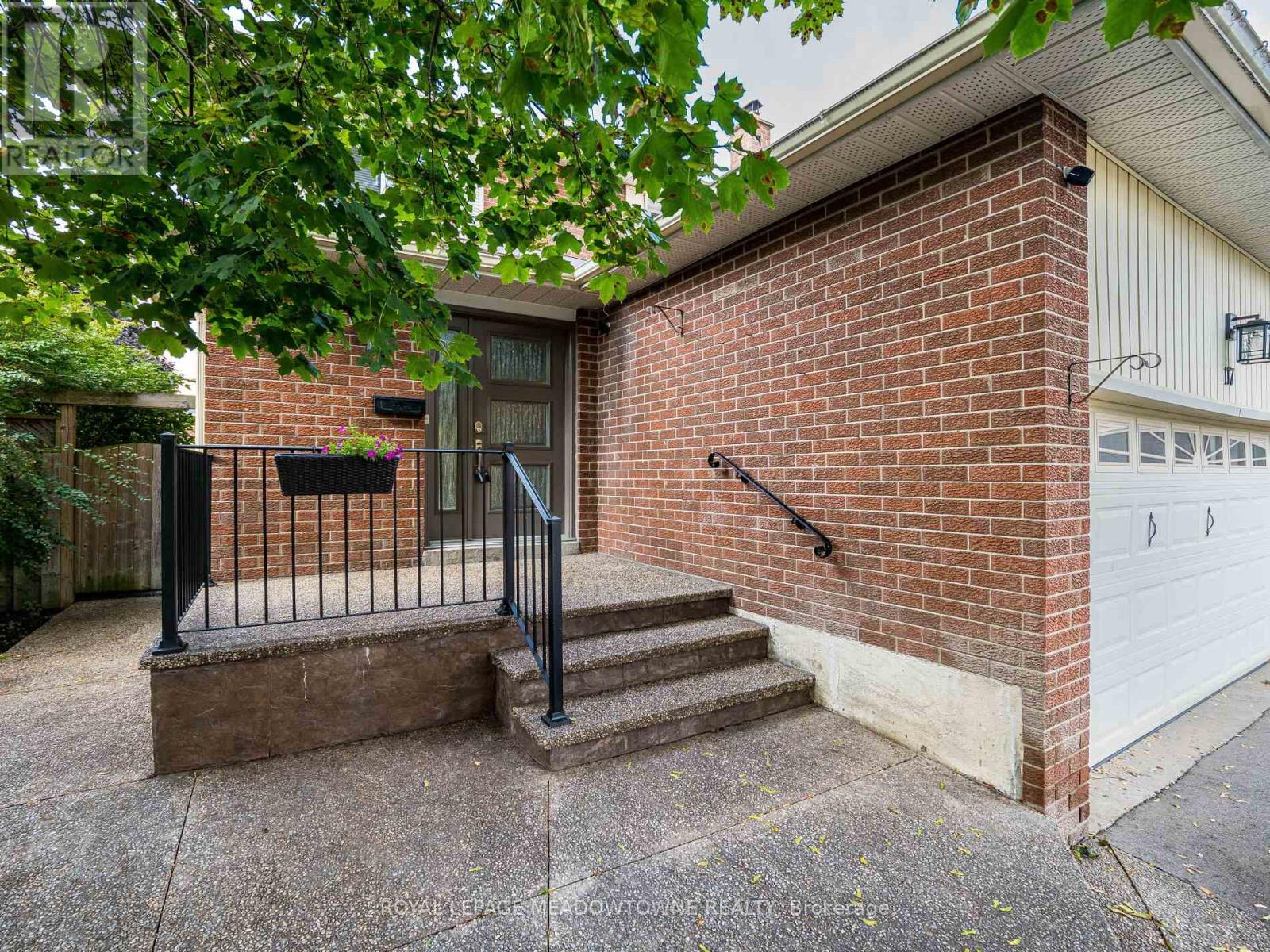 117 Fairglen Avenue, Brampton, Ontario  L6X 1K7 - Photo 3 - W12511574