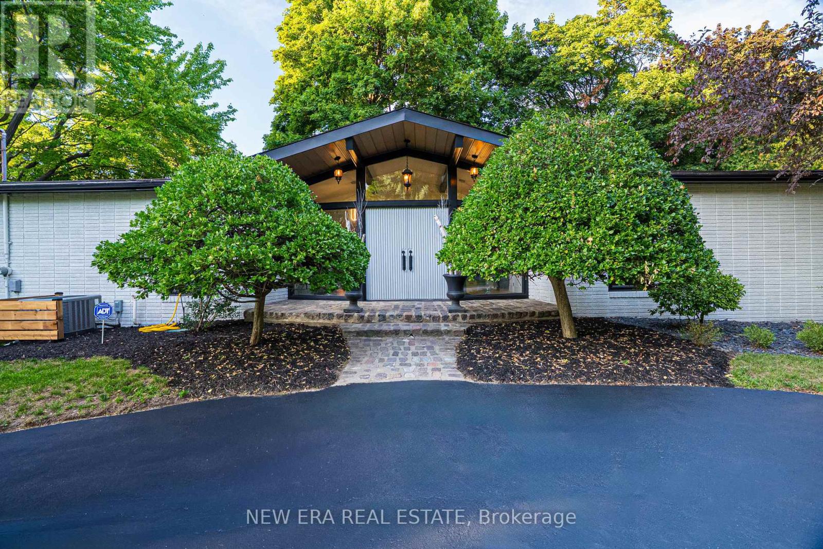 625 Sir Richard's Road, Mississauga, Ontario  L5C 1A3 - Photo 2 - W12511606