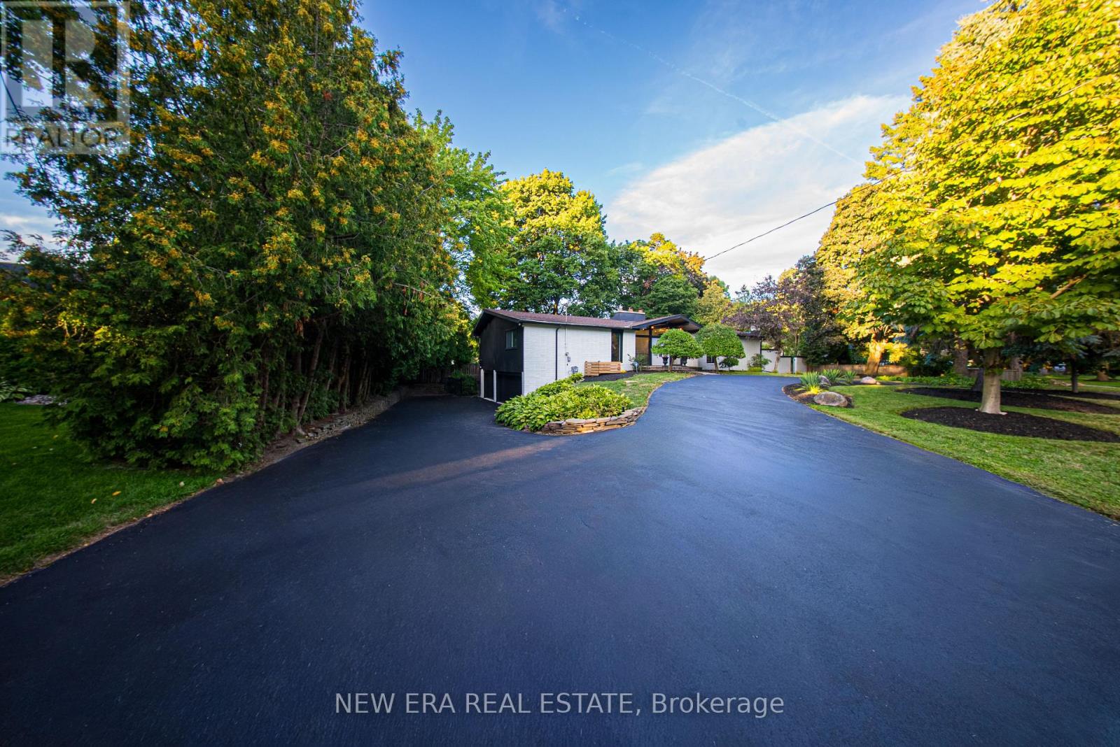 625 Sir Richard's Road, Mississauga, Ontario  L5C 1A3 - Photo 4 - W12511606