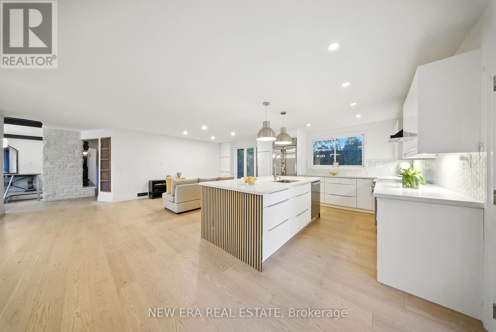 625 Sir Richard's Road, Mississauga, Ontario  L5C 1A3 - Photo 7 - W12511606