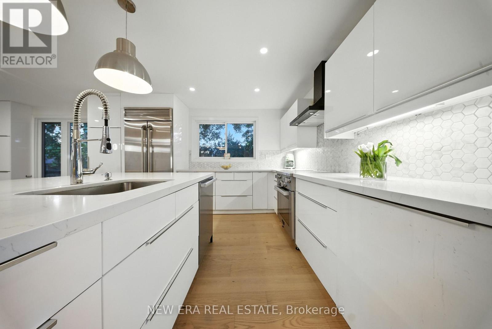 625 Sir Richard's Road, Mississauga, Ontario  L5C 1A3 - Photo 9 - W12511606