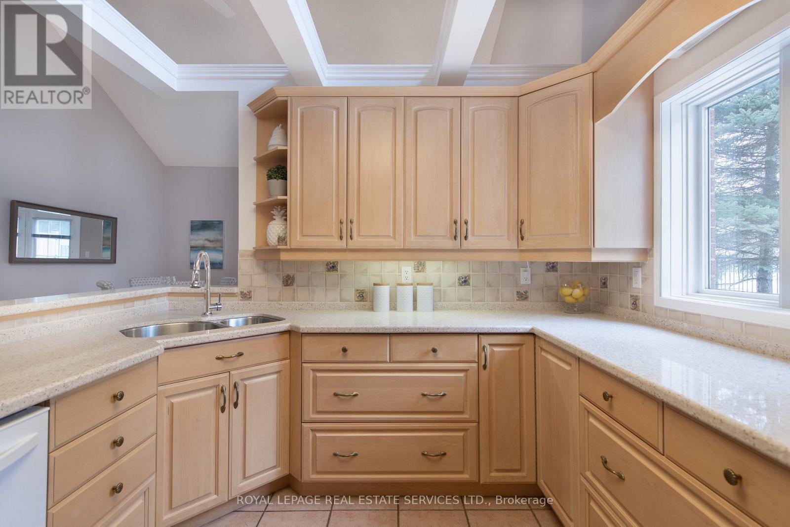 21 - 1010 Cristina Court, Mississauga, Ontario  L5J 4T7 - Photo 11 - W12511614